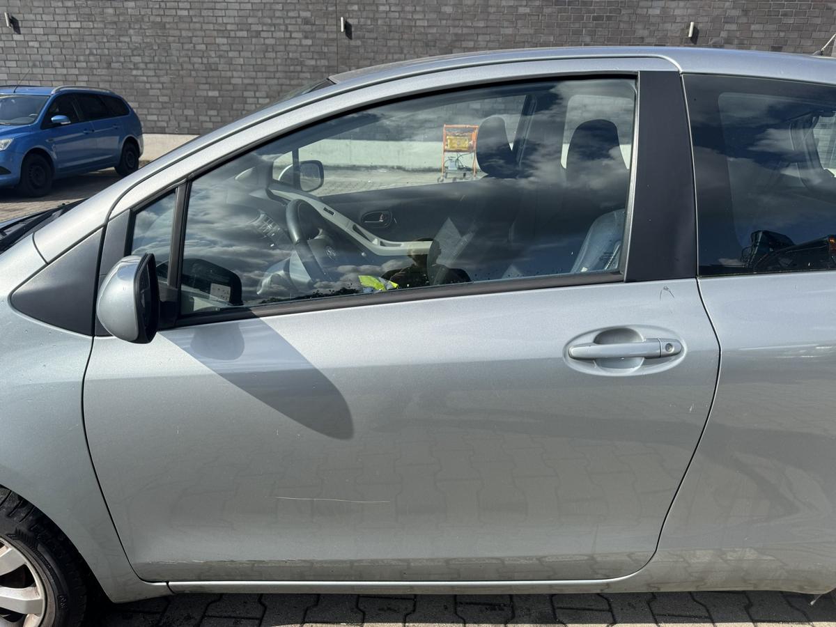 Toyota Yaris XP9 original T&uuml;r links 1F8 Silber Metallic 3-T&uuml;rer Rohbau Bj.2009
